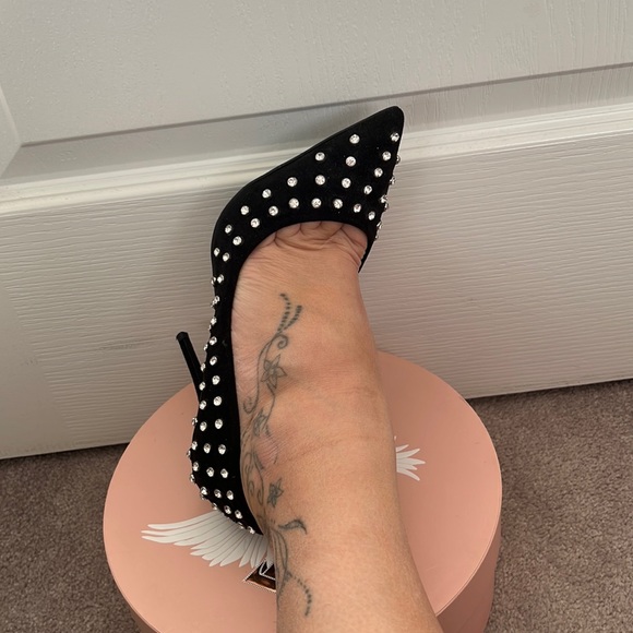 Crystal also heels - Picture 2 of 9